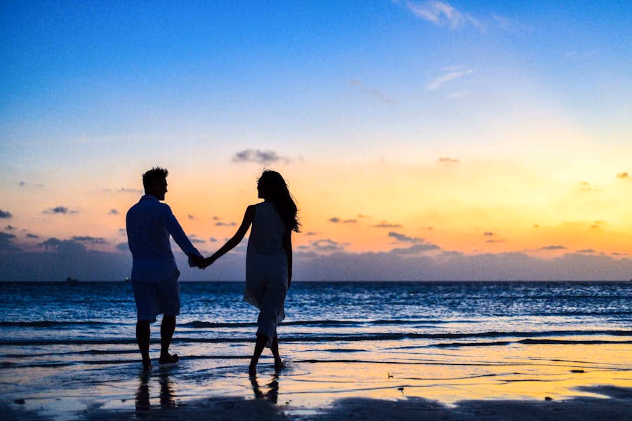 Cuplu la nunta, moment romantic intr-un cadru natural