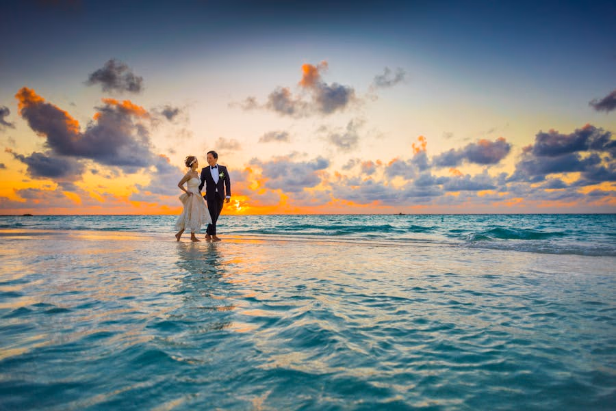 Cuplu fericit sarbatorind o aniversare intr-un cadru romantic